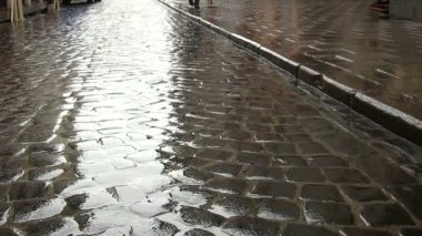 Taş bloklar ve ayak insanların yoldan. Şehri Lviv Ukrayna. PAL atış