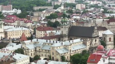 Eski Avrupa şehri Lviv Ukrayna üzerinden yukarıdaki çatılar. PAL panorama
