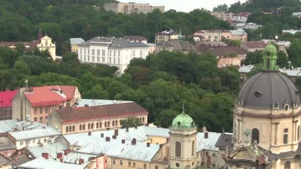 Здания старого европейского города Львов в Украине сверху. Панорама PAL — стоковое видео