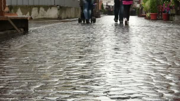 Strada da blocchi di pietra e piede di persone. Città Lviv in Ucraina. Colpo PAL — Video Stock