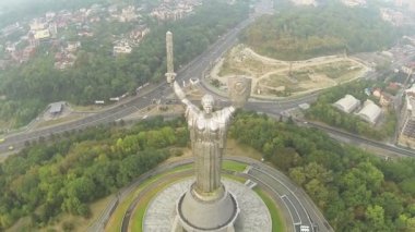 Kiev şehri, Ukrayna. Vatan Sovyetler anıt zaman. Sisli gün hava arka sinek