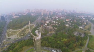 Kiev şehri, Ukrayna. Vatan Sovyetler anıt zaman. Hava sisli gün