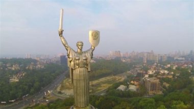 Kiev şehri, Ukrayna. Vatan anıt Sovyet zamanla. Hava yanal sinek