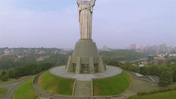 Kiev, Ukraine. Au-dessus du Monument Géant de la Patrie de l'époque Soviétique .Aerial — Video