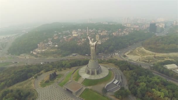 Киев, Украина. Памятник Отечеству советского времени. Воздух в туманный день — стоковое видео