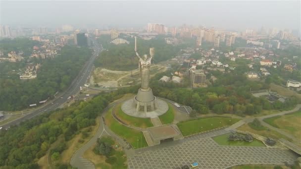 Киев, Украина. Памятник Отечеству советского времени. Воздух в туманный день — стоковое видео