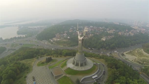 De stad van Kiev, Oekraïne. Moederland Monument van de Sovjet-tijd. Luchtfoto in mistige dag — Stockvideo