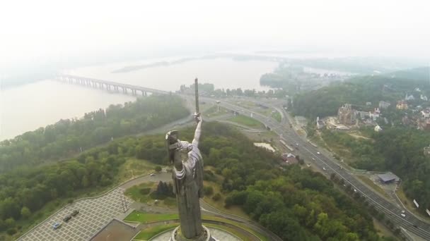 Kiev, Ucrania. Over Motherland Monument of Soviet time. Aérea en día de niebla — Vídeos de Stock