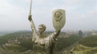 Kiev, Ukrayna. Vatan anıt Sovyet kez etrafında sinek. Hava
