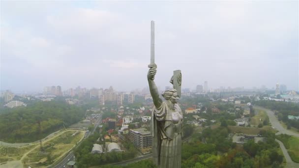 Kiev, Ucrania. Patria Monumento del tiempo soviético.Vuelo trasero aéreo — Vídeos de Stock