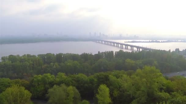Kiew, Ukraine. Paton Brücke Holz und Fluss Dnjepr .aerial — Stockvideo