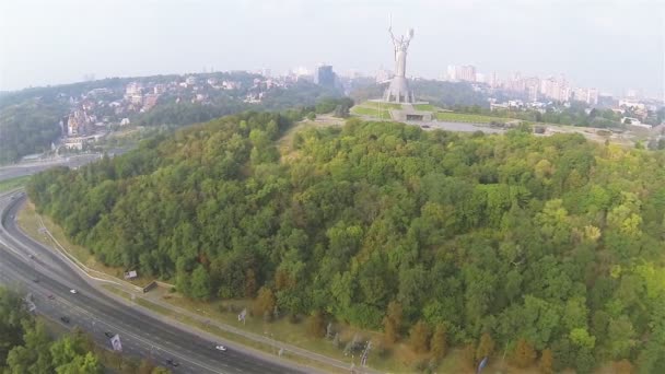 基辅，乌克兰。祖国苏联纪念碑时间和市全景。空中 — 图库视频影像