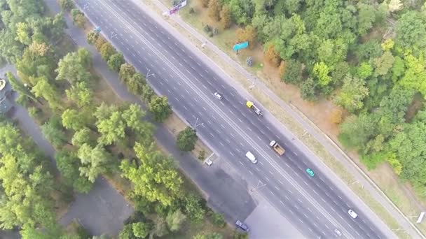 Autostrada cittadina con auto. Vista aerea dall'alto — Video Stock