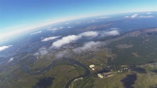 Voo real em nuvens na altura de 1800 metros ou 5905 pés. — Vídeo de Stock