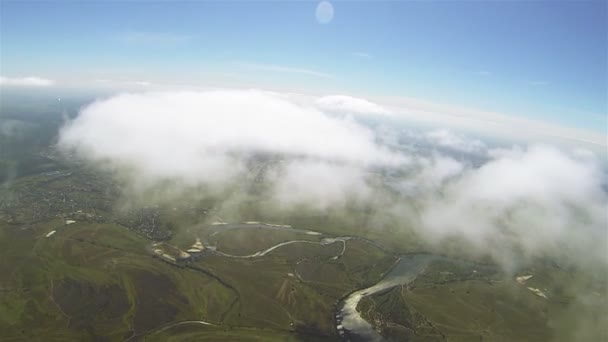 Prawdziwy lot w chmury na wysokości 1800 metrów lub 5905 ft. piękny krajobraz. Antenowe Część 8 — Wideo stockowe