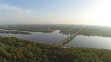 Kiev, Ukrayna'nın başkenti Dnieper Nehri ve Binalar ile. Hava shot panorama