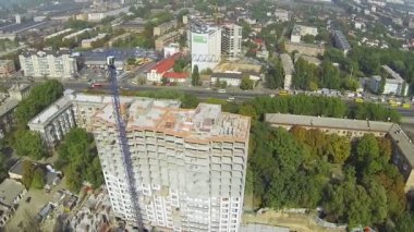 Vinç ile bina inşaat altında. Şehir Kiev, Ukrayna'nın başkenti. Hava atışı