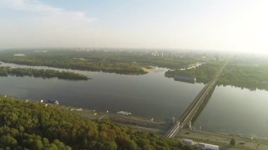 Kiev, Ukrayna'nın başkenti Dnieper Nehri ve Binalar ile. Hava shot panorama