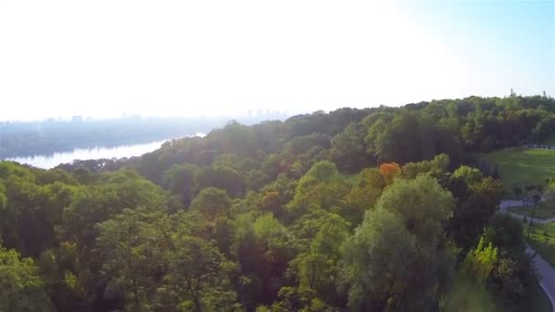 Kiev, Ukrayna'nın başkenti Dnieper Nehri ve Binalar ile. Hava atışı — Stok video