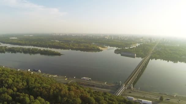 Kiev, capitale de l'Ukraine avec rivière Dniepr et bâtiments .Panorama aérien 