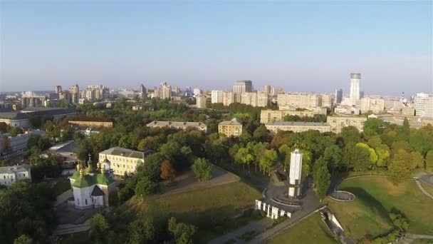 Πανόραμα του Κιέβου, πρωτεύουσα της Ουκρανίας, με τον ποταμό Δνείπερο, το μοναστήρι και κτίρια. Εναέρια — Αρχείο Βίντεο