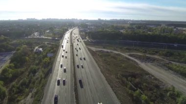Otoban araba trafik akşam güneş ışığı ile. Hava % 50 ağır çekim