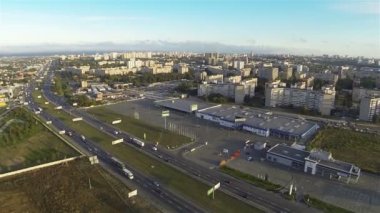 Otoban araba trafiği şehir ile. Hava panorama