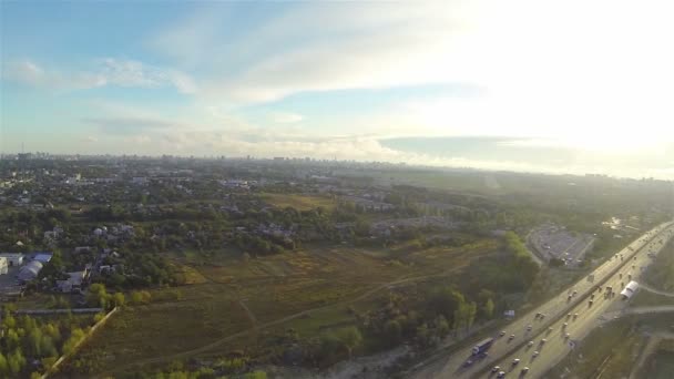 Autoroute avec ville de circulation automobile. Panorama aérien 
