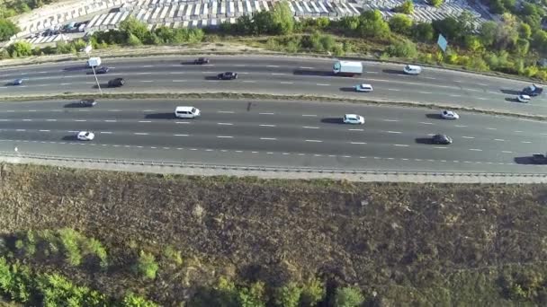 Autopista con tráfico de coches y puente. Mosca lateral aérea — Vídeos de Stock
