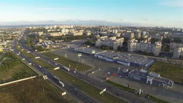Autoroute avec ville de circulation automobile. Panorama aérien 