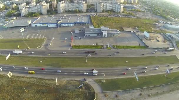Motorväg med biltrafiken i staden. Aerial övre laterala fluga — Stockvideo