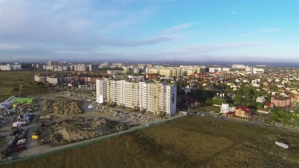 Construcción del edificio de varios pisos. Antena — Vídeos de Stock