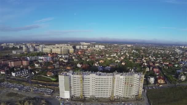 Будівництво багатоповерхового будинку. Повітряний бічний політ — стокове відео