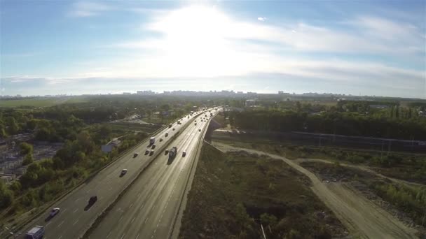 Highway with  car traffic in city. Evening time. Aerial — Stock Video