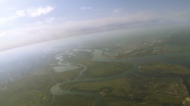 Uçuş uçak Görünüm'ün altındaki açmak ile 1500 metre yükseklikte bulutlar gibi. Hava