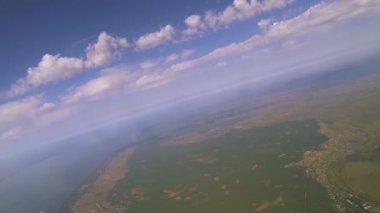 Uçuş uçak Görünüm'ün altındaki açmak ile 1500 metre yükseklikte bulutlar gibi. Hava