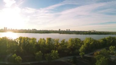 Nehir kıyısında günbatımı zamanında üzerinde uçuş. Dönüş ile hava manzara