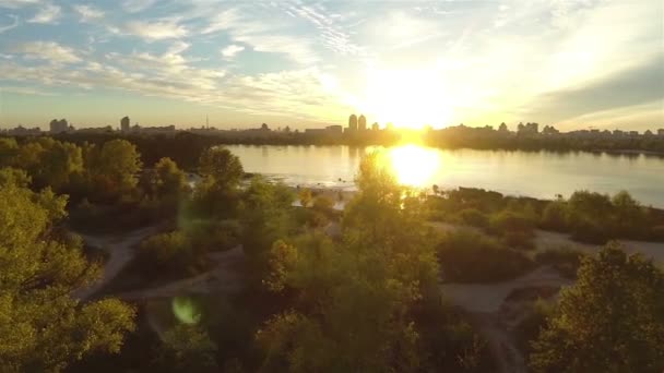 Χρυσό ηλιοβασίλεμα πάνω από το ποτάμι. Εναέρια ΠΤΗΣΗΣ πλευρική — Αρχείο Βίντεο