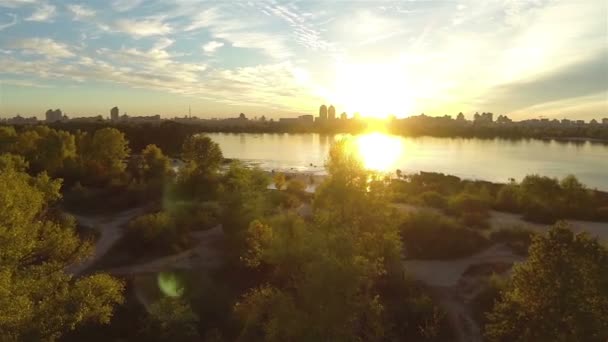 Pôr do sol dourado sobre o rio. Voo lateral aéreo — Vídeo de Stock