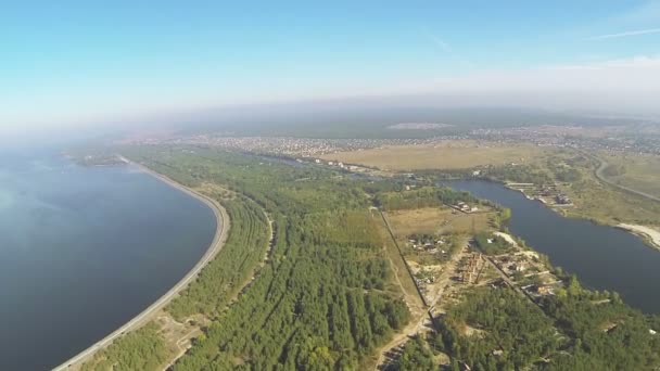 Prawdziwy samolot Pov lotu z wysokości 400 metrów. Zdjęcia lotnicze na wybrzeżu rzeki i jeziora — Wideo stockowe