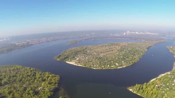 Prawdziwy samolot Pov lotu z wysokości 400 metrów. Aerial strzał nad rzeka i wyspa — Wideo stockowe