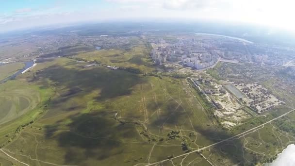 Echte vliegtuig Pov vlucht op hoogte van 1000 meter. Luchtfoto schot over rivieren en meren kust — Stockvideo