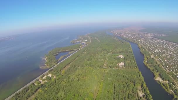 Prawdziwy samolot Pov lotu z wysokości 400 metrów. Zdjęcia lotnicze na wybrzeżu rzeki i jeziora — Wideo stockowe