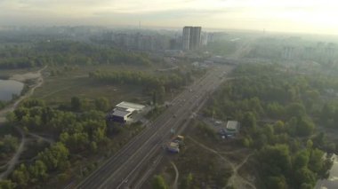 Kiev, Ukrayna'nın başkenti nehir ve Binalar ile. Hava akşam arka sinek