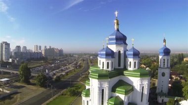 Kadar kilise Kiev, Ukrayna'nın başkenti mavi kubbeler ile Ortodoks Hıristiyan üzerinde. Hava
