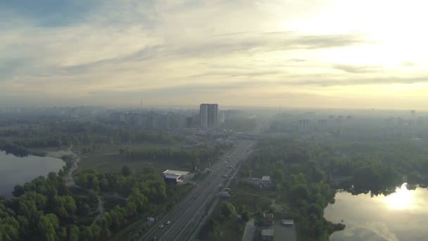 Kiev, de hoofdstad van Oekraïne met rivier en gebouwen. Luchtfoto 's avonds vliegen — Stockvideo