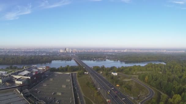 Kiev, de hoofdstad van Oekraïne met rivier en gebouwen. Luchtfoto — Stockvideo