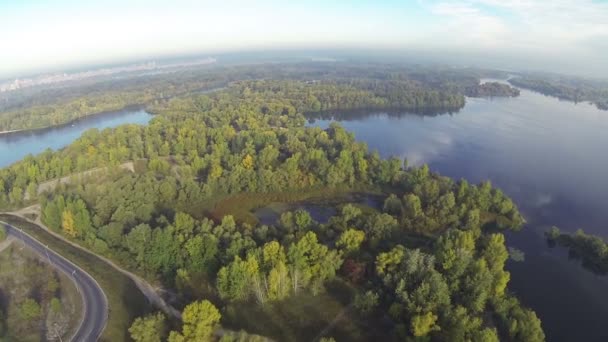 Шосе з парою автомобілів у місті. Панорама з видом зверху повітря — стокове відео