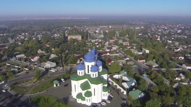 Orthodox Christian church with blue domes in Kiev, capital of Ukraine. Aerial shot — Stock Video
