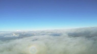 Uçuş 2000 metre yükseklikte bulutlar üzerinde. Radyo kontrollü dron hava ateş